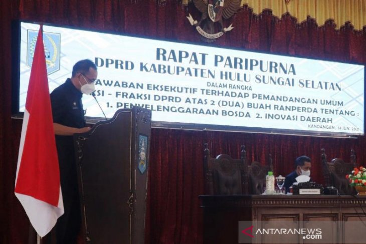 Sekda HSS sampaikan jawaban eksekutif atas dua raperda