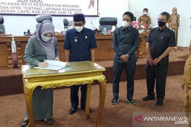 DPRD Batanghari Paripurna penandatanganan LKPD tahun 2020