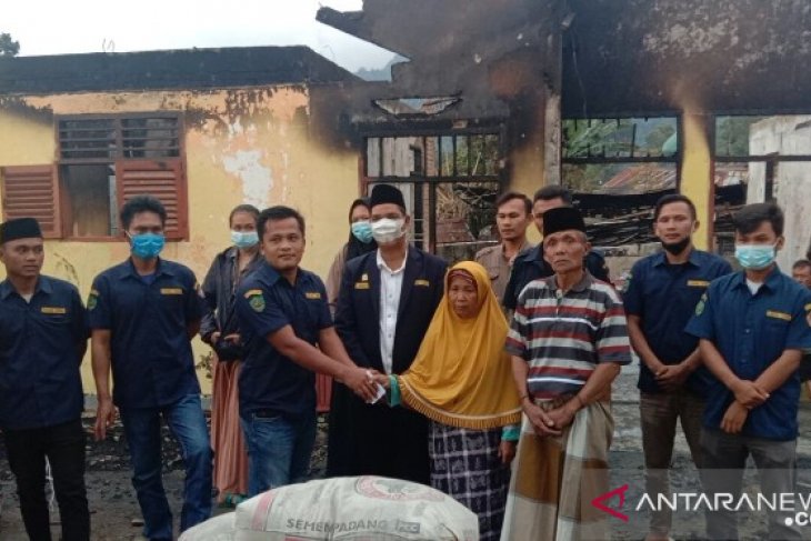 Karang Taruna Tapsel ringankan beban korban kebakaran Arse