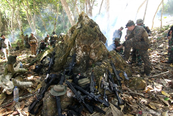Marinir Indonesia-Amerika Latihan Bertahan di Hutan