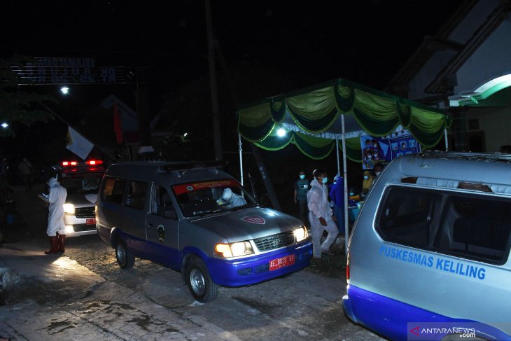 Ambulans Jemput Warga Positif COVID-19 di Madiun