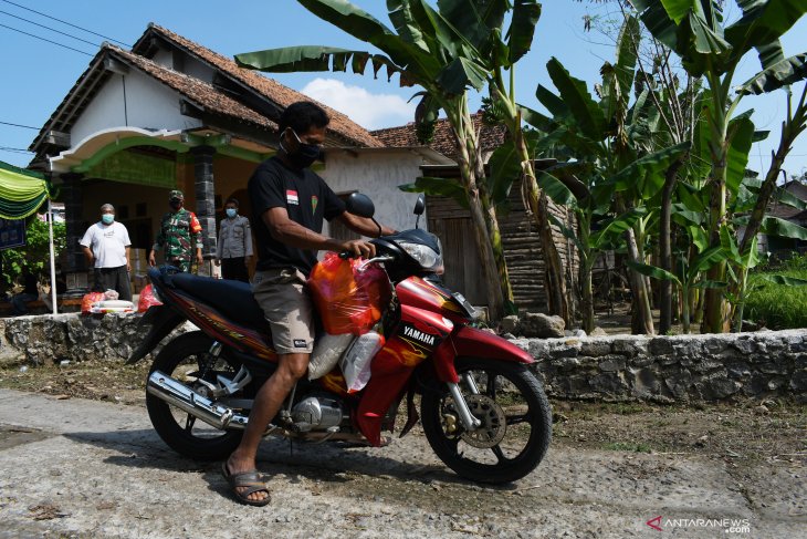 Bantuan Pangan Bagi Warga di Zona Tertutup COVID-19