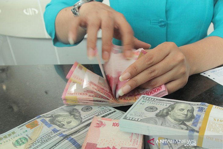 Rupiah melemah seiring penguatan dolar dan peningkatan kasus COVID-19