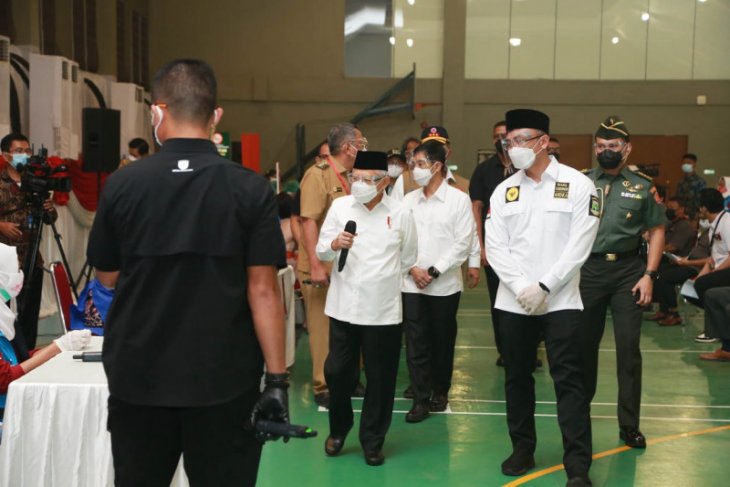 Wagub Banten dampingi Wapres Maruf Amin tinjau vaksinasi massal di Tangsel