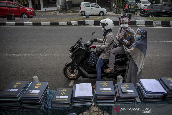 Pembagian rapor tanpa turun kendaraan 