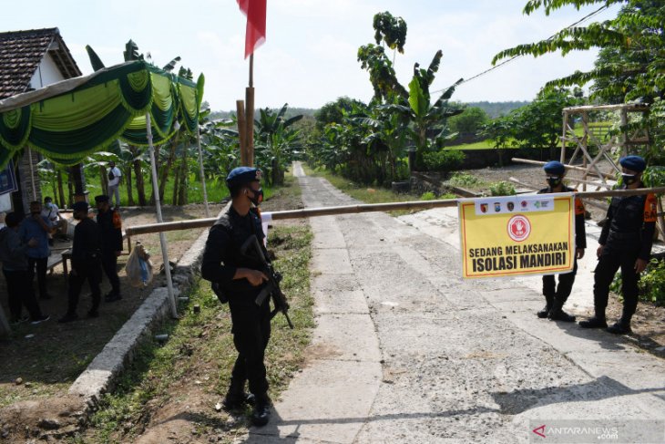 Brimob Amankan Desa yang Ditutup Sementara di Madiun