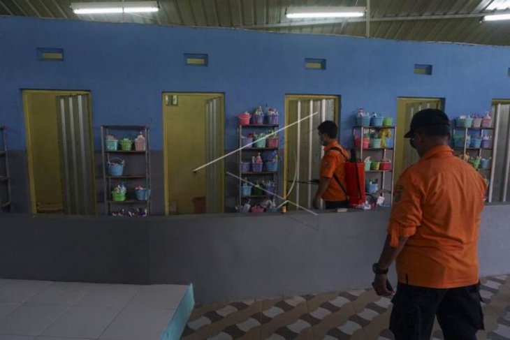 Penyemprotan disinfektan di pondok pesantren