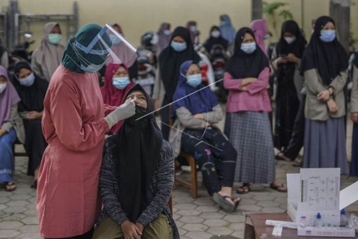 Tes antigen santri di pondok pesantren