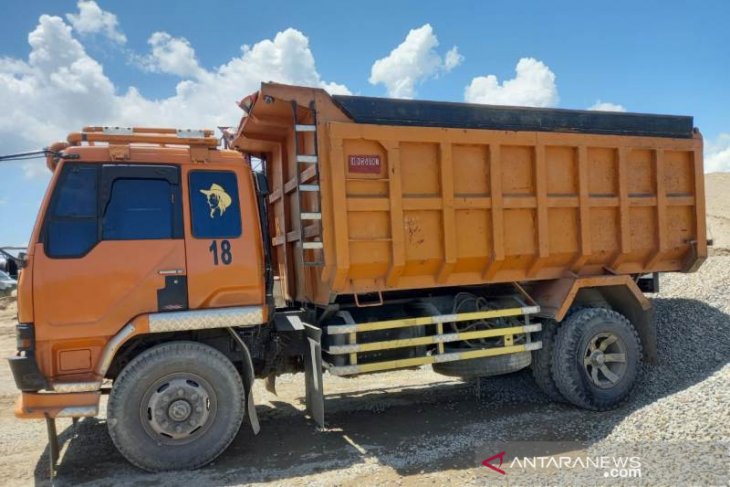 Seorang pekerja meninggal terhimpit truk proyek