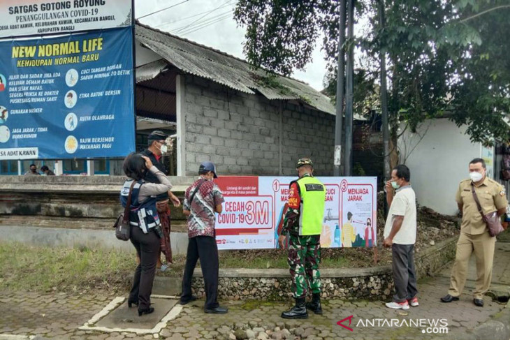 PMI lakukan diseminasi informasi COVID-19 dengan poster dan spanduk