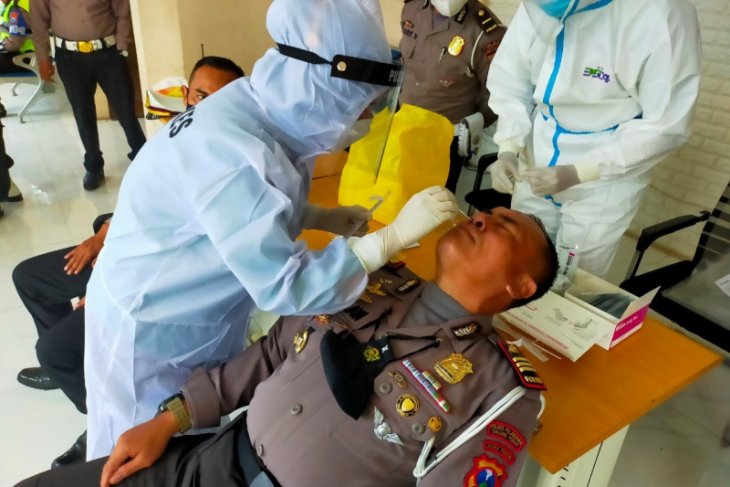 Polda Jatim tegaskan semua petugas penyekatan Suramadu telah dites usap