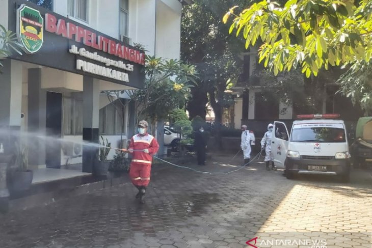 Kasus COVID-19 melonjak, Pemkab Purwakarta galakkan penyemprotan disinfektan di sejumlah titik