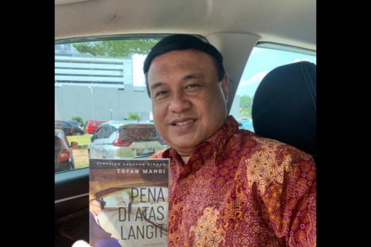 "Pena di Atas Langit" : interesting, inspiring, and motivating (Resensi buku)