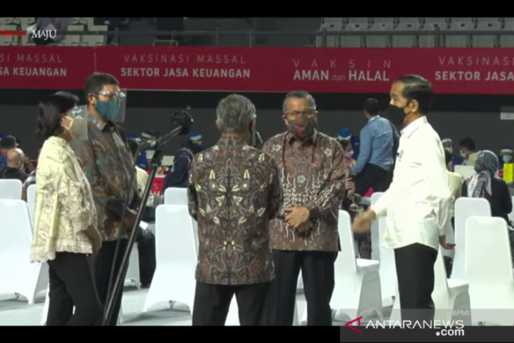Jokowi targets vaccinating 100 thousand financial service players