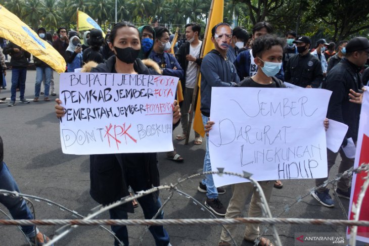 Aksi Tolak Tambakdan Tambang Pasir Besi