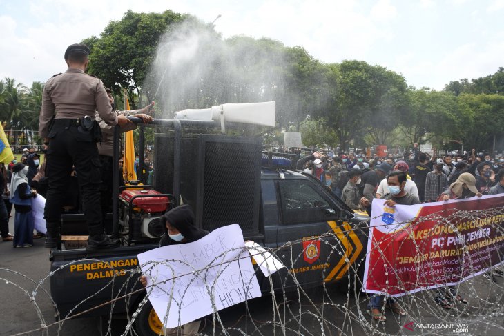 Aksi Tolak Tambakdan Tambang Pasir Besi