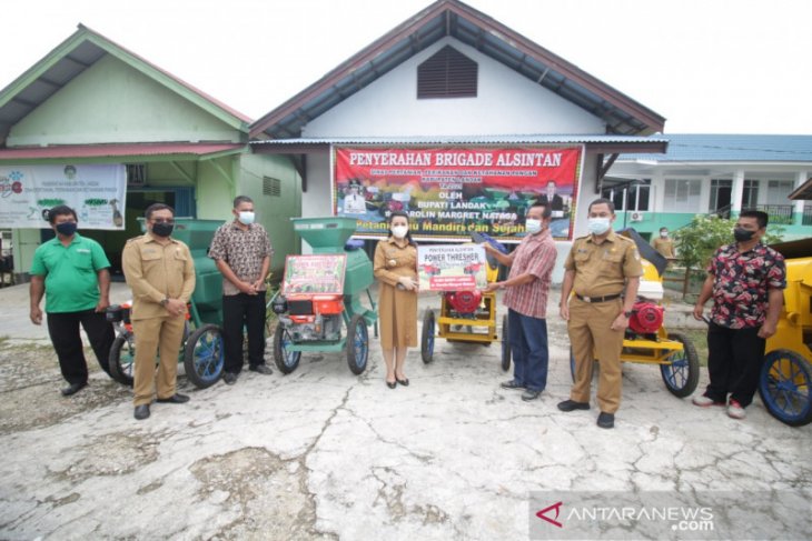 Karolin salurkan bantuan alsintan kepada petani