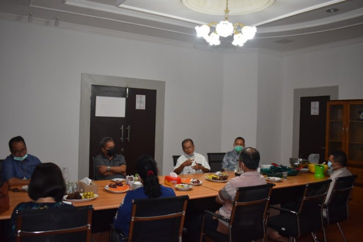 Wabup Sintang jamu Uskup Sintang di Langkau Kita