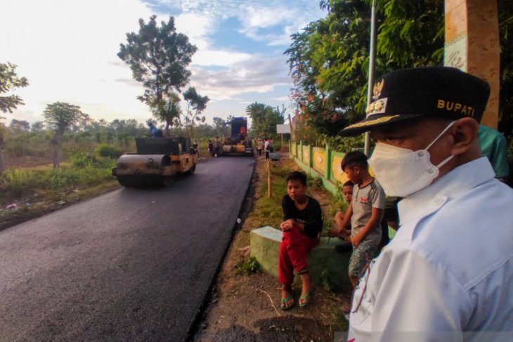 Uji coba pengaspalan hotmix jalan di desa Situbondo