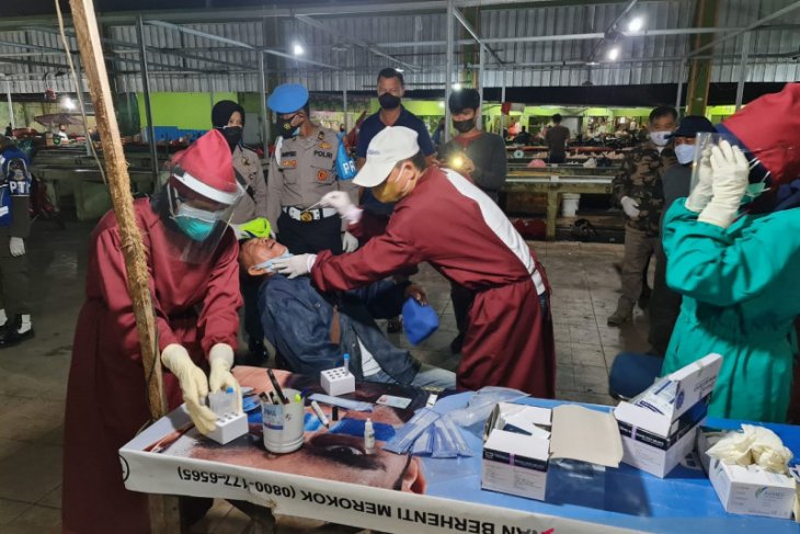 Satgas COVID-19 Pangkalpinang lakukan uji usap massal pedagang di Pasar Induk