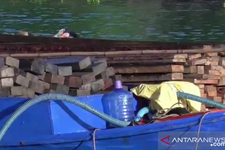 Brimob Kaltara amankan dua kapal angkut kayu ilegal di Tarakan