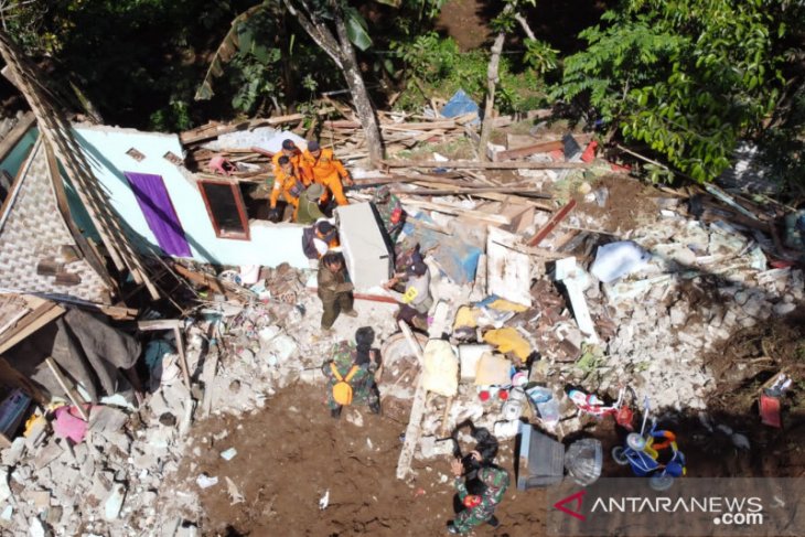 Tiga rumah roboh dan satu meninggal akibat longsor di Kabupaten Banyuwangi