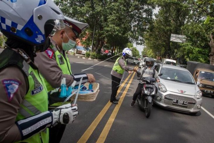 Polisi bagikan masker dan cairan pembersih tangan