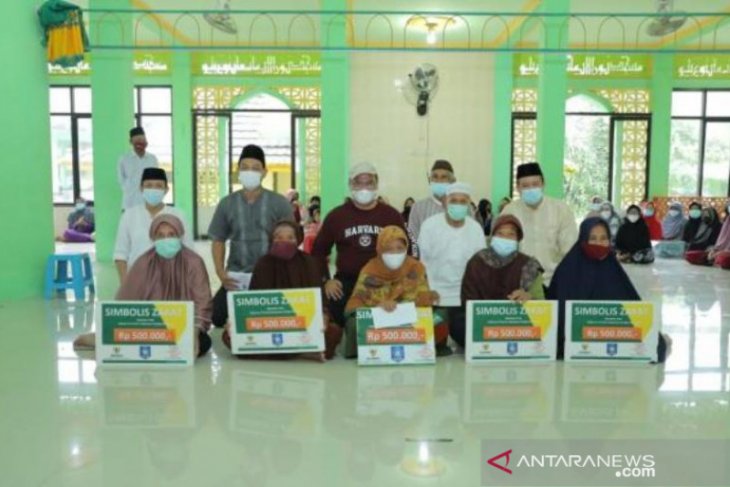 Gubernur Bangka Belitung serahkan zakat untuk lansia penerima vaksin COVID-19