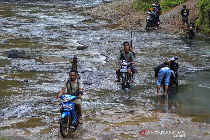 Warga seberangi sungai di Pangandaran 