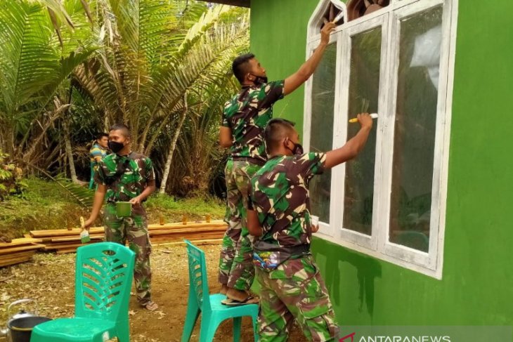 TNI bersama masyarakat gotong royong lakukan pengecatan mushola