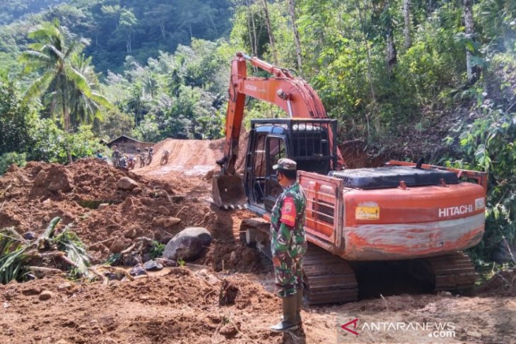 Alat berat dilibatkan pembangunan jalan TMMD ke - 111