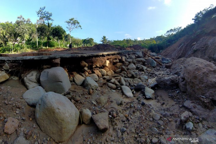 Jalan Terputus Akibat Longsor