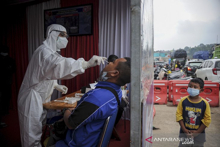 Pemeriksaan tes usap antigen bagi pengendara luar Bandung 