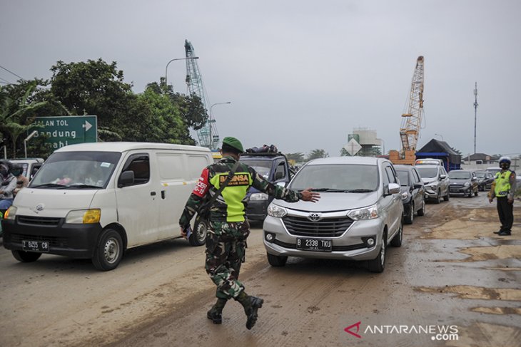 Penyekatan kendaraan luar Bandung di Cileunyi 