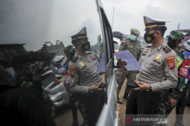 Penyekatan kendaraan luar Bandung di Cileunyi 