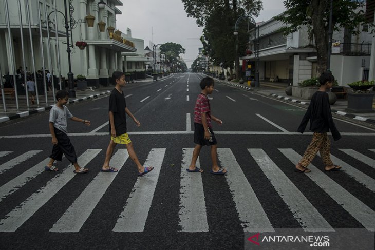 Suasana ruas jalan yang ditutup di Bandung 