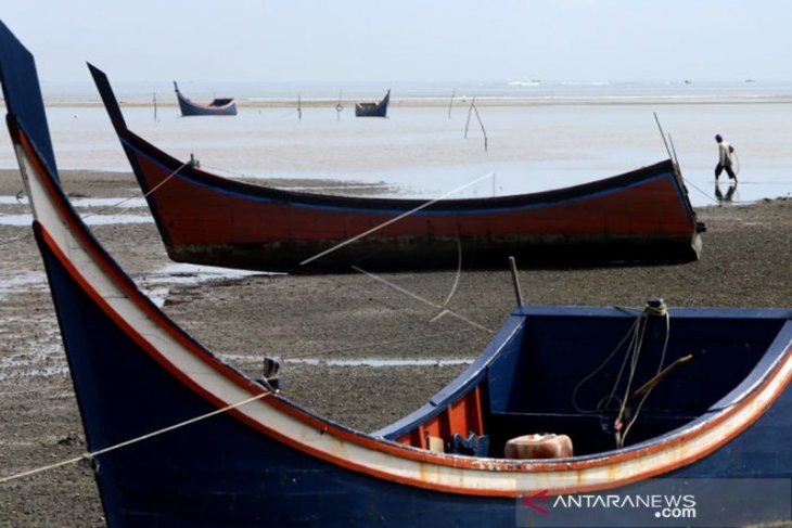 Perahu pecah dihantam ombak, tiga nelayan Aceh Tamiang diselamatkan kapal Malaysia