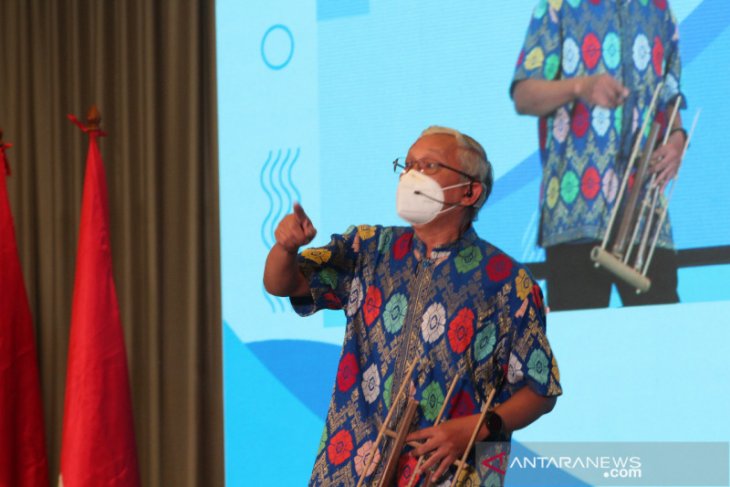 Musik kreatif angklung disebut mampu memotivasi berkarya