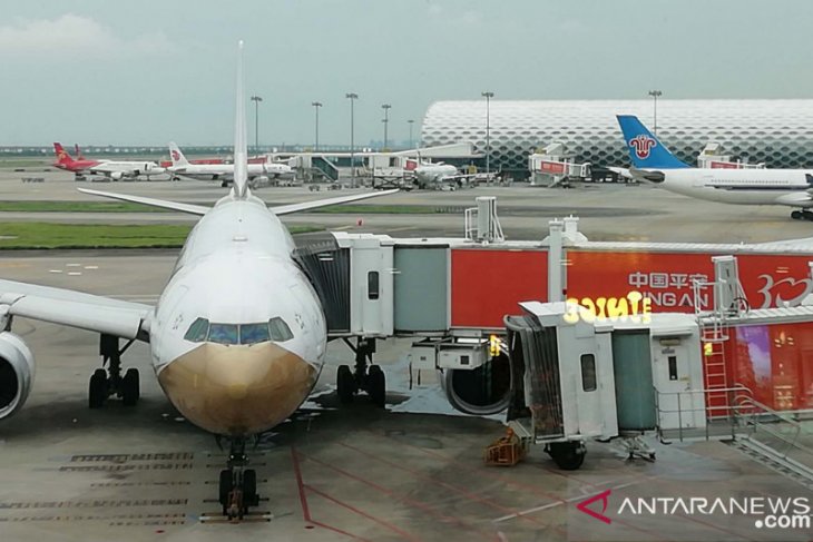 Ratusan penerbangan dibatalkan karena munculnya kasus baru COVID-19