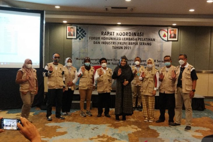 Bagaimana Pentingnya Public Speaking di Industri?