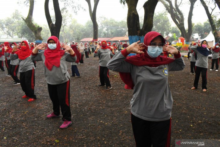 Senam Bersama Warga Lansia di Madiun