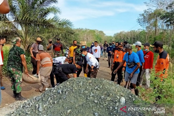 Tanah Laut Regent, Deputy Regent mingle with community to repair road