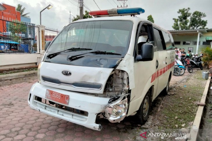 Ambulan tabrak mobil Innova di Meulaboh