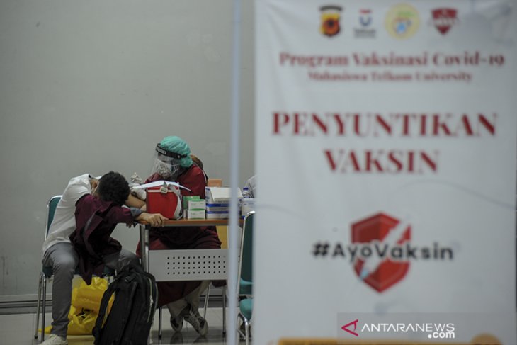 Vaksinasi COVID-19 bagi mahasiswa 