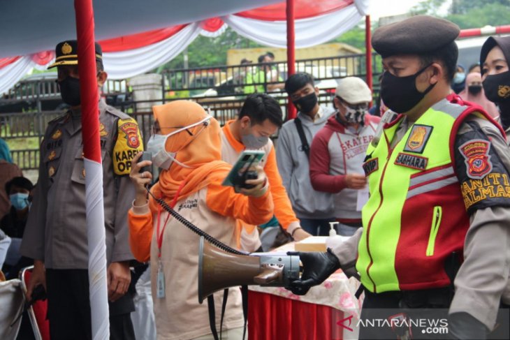 Vaksinasi massal dijaga ketat petugas keamanan gabungan