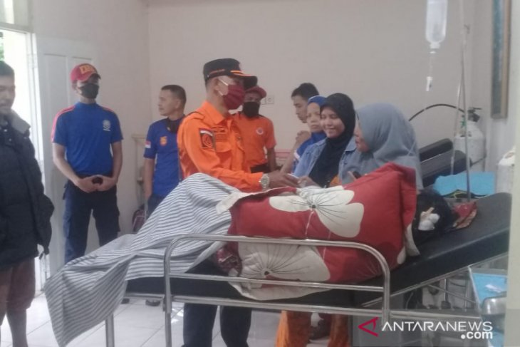 Saat angin kencang, dua pemotor luka akibat tertimpa kabel listrik