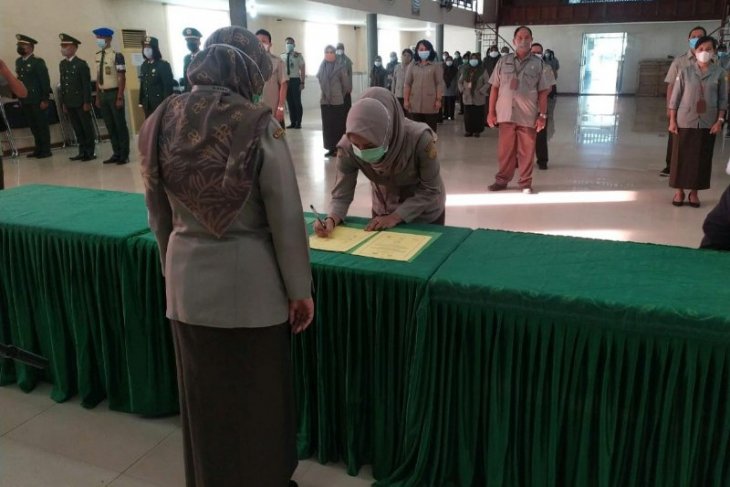 Penandatanganan komitmen keterbukaan informasi publik oleh pengelola di Polbangtan Medan