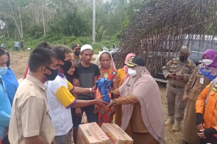 Wakil Bupati Paser serahkan bantuan kepada korban kebakaran