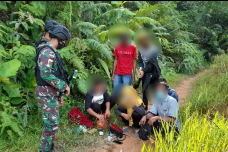 Satgas Pamtas tangkap 80 orang PMI non prosedural di perbatasan Kalbar