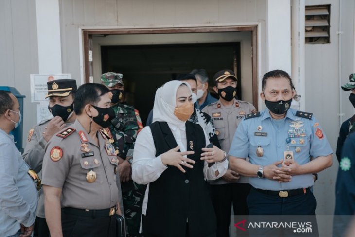 Bupati Karawang minta desa penuhi kebutuhan warga yang isolasi